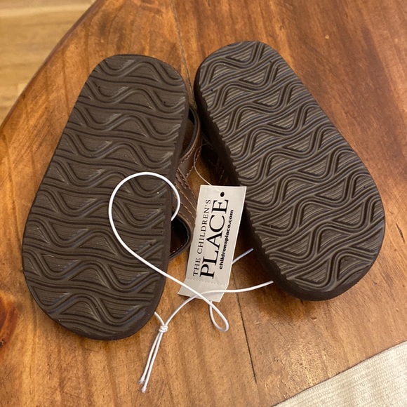 NWT THE CHILDREN’S PLACE 6/7 Sandals - Picture 2 of 3